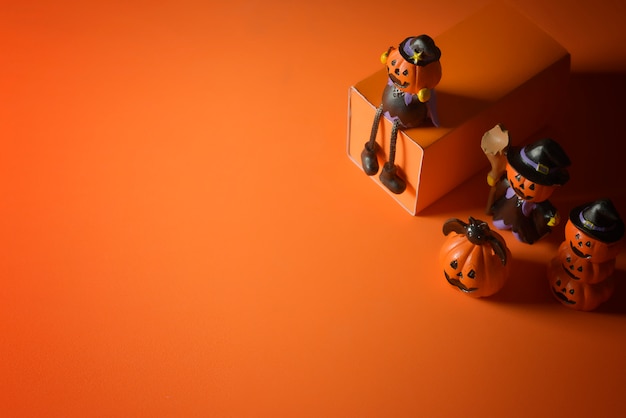 Halloween Kürbisse Jack-O-Laterne auf orange Hintergrund