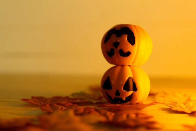 Halloween-Kürbisse mit bemalten Gesichtern auf einem Holztisch. Halloween-Hintergrund. Platz für Text. Platz kopieren. Halloween-Konzept
