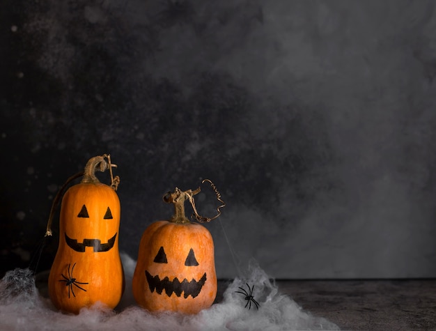 Halloween Kürbisse mit gemalten Gesichtern