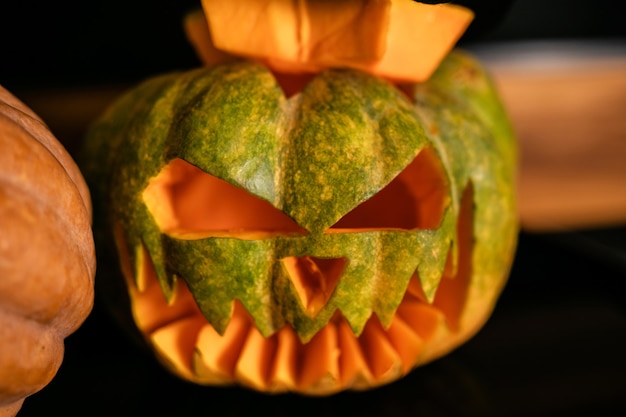 Foto halloween kürbisse mit schwarzem hexenhut drauf