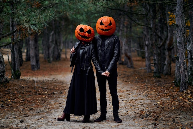 Halloween menino e menina com abóboras em suas cabeças