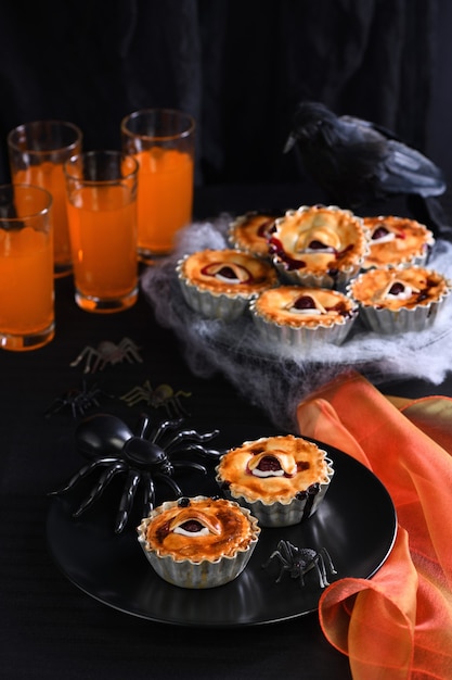 Halloween Mini Creepy Eye Cakes mit Kirschfüllung