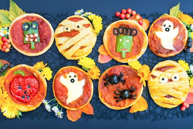 Halloween mini pizza decorada momia fantasma arañas zombie calabaza divertida comida loca para niños