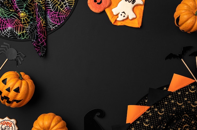 Halloween-Modell leeres schwarzes Blatt Papier und Halloween-Dekor-Draufsicht-Kopierraum