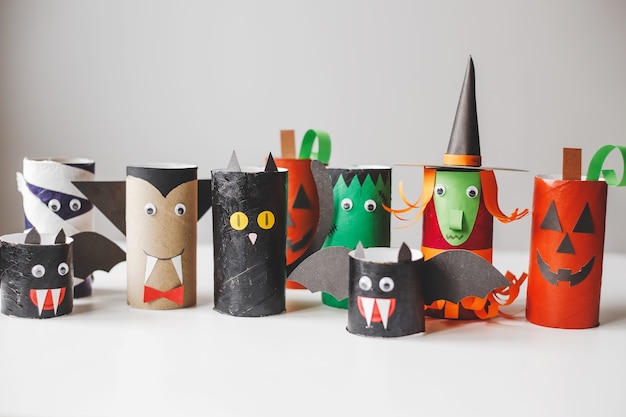 Halloween Monster aus Klopapierrollen Kinderbasteln für Halloween