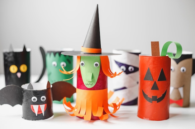 Halloween Monster aus Klopapierrollen Kinderbasteln für Halloween