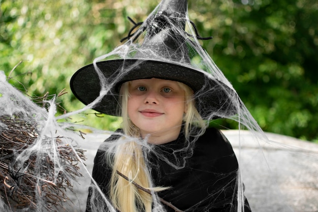Halloween y niños. Niña, en, un, sombrero negro, con, arañas, y, telarañas, retrato