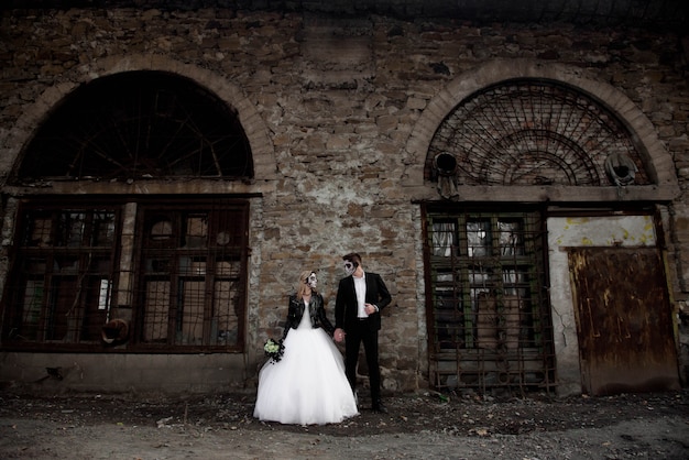 Halloween-Paar. In Hochzeitskleidung romantischen Zombie gekleidet