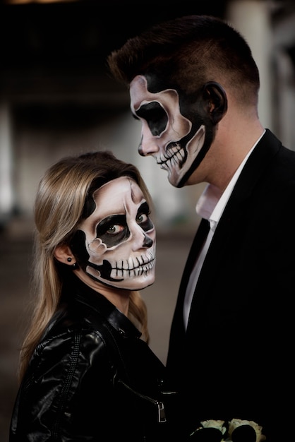 Halloween-Paare, gekleidet im romantischen Zombie der Hochzeitskleidung