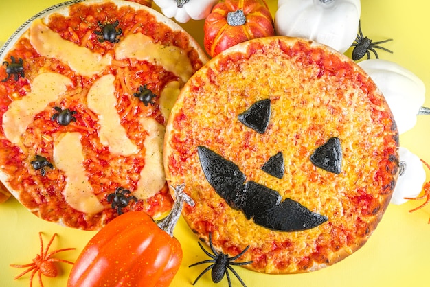 Halloween Party Süßes oder Saures Essen, lustige Gruselpizza im Stil von Halloween Charakteren - Fledermäuse, Spinnen, Jack o Lantern Kürbis, Cheddar, Mozzarella und Schwarzkäse