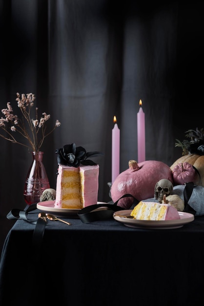 Halloween-Partydekoration mit rosa Kuchen