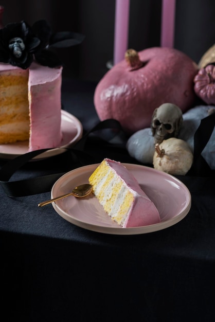 Halloween-Partydekoration mit rosa Kuchen