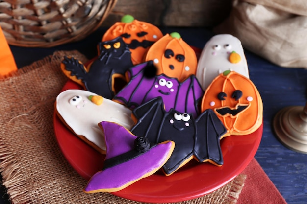 Halloween-Plätzchen auf roter Platte