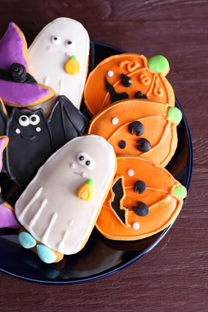 Halloween-Plätzchen auf schwarzem Teller