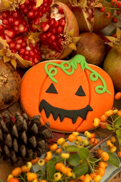 Halloween-Plätzchen und gelbe Beeren