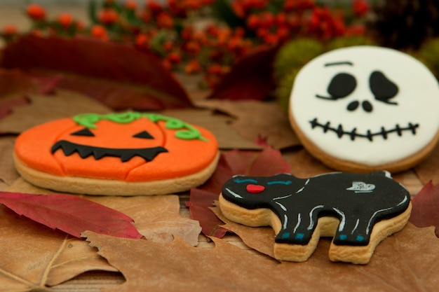 Halloween-Plätzchen und trockene Blätter