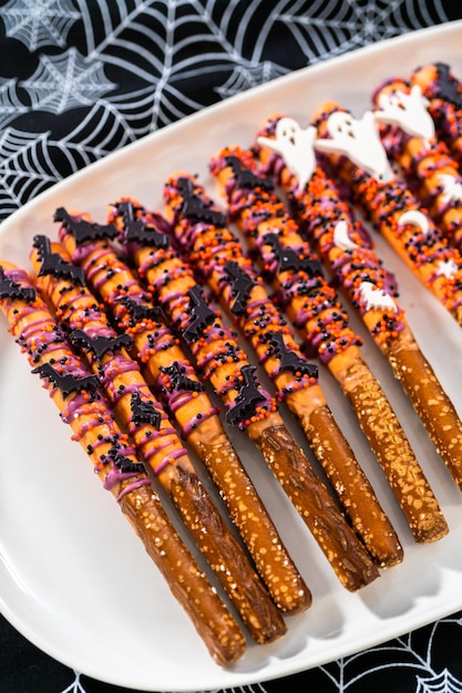 Halloween-Schokoladen überzogene Bretzelstangen