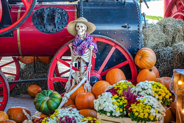 Halloween-Skelett ein Skelett trägt einen Strohhut ein Halloween-Dekorationsplatz für Text