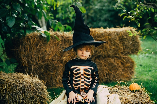 Halloween-Skelett-Kind Hat glücklich Entzückendes Baby, das Spaß hat Nur Spaß ist in meinem Kopf Kinder Trick oder Tre