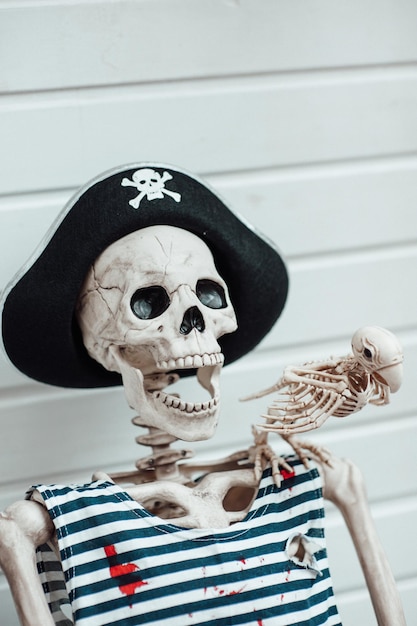 Halloween-Skelettfigur im Piratenkostüm mit gespanntem Hut schwarz