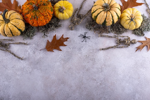 Halloween-Stillleben-Hintergrund mit Kürbis und Skelett