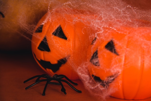 Halloween-Stillleben mit Kürbissen und Spinnen. Selektiver Fokus. Platz kopieren.