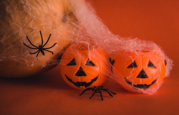 Foto halloween-stillleben mit kürbissen und spinnen. selektiver fokus. platz kopieren.