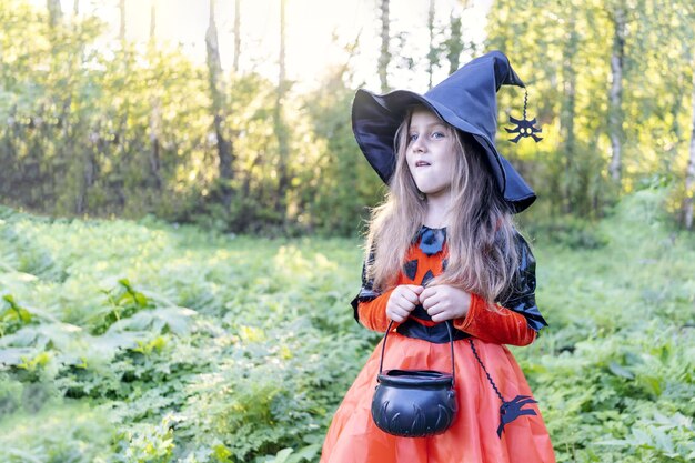 Halloween süßes Mädchen, das Süßigkeitentrick sammeln oder behandeln wird, Jack o Laterne zu feiern?