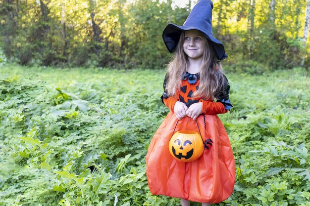 Halloween süßes Mädchen, das Süßigkeitentrick sammeln oder behandeln wird, Jack o Laterne zu feiern