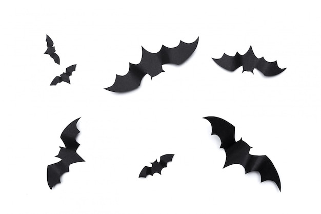 Halloween und Dekorationskonzept - Papierfledermausfliegen