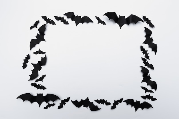 Halloween und Dekorationskonzept - Papierfledermausfliegen