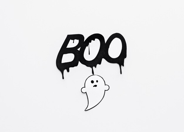 Foto halloween- und dekorationskonzept - papiergeist-doodle und wort boo auf weißem hintergrund
