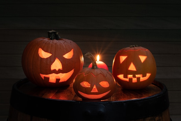 Halloween-Vorbereitung, Kürbisse mit Kerzen im Inneren leuchten im Dunkeln