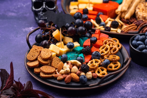 Halloween Vorspeisen. Käseteller mit Snacks