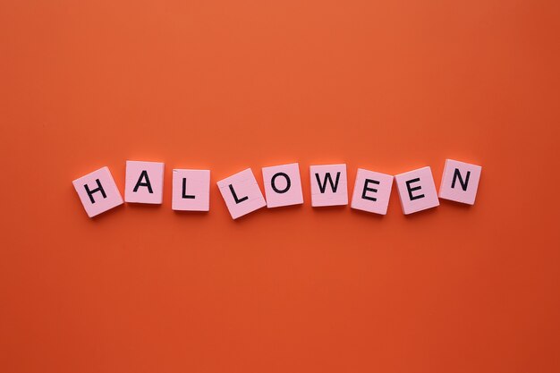 Halloween-Wort auf orangem Hintergrund