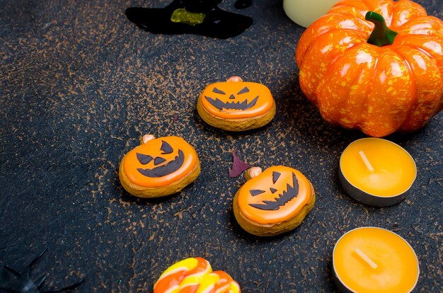 Halloweenon con pan de jengibre, calabazas y velas