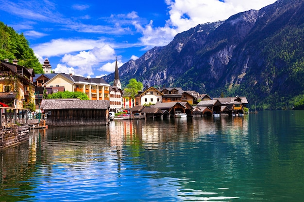 Hallstat, bela vila alpina à beira do lago, Áustria