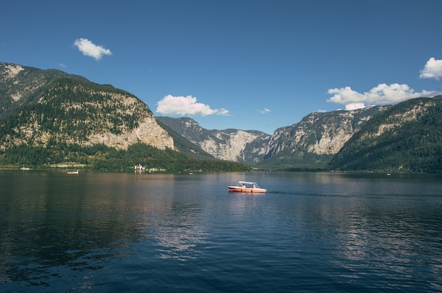 Hallstatt auf dem See im Sommer