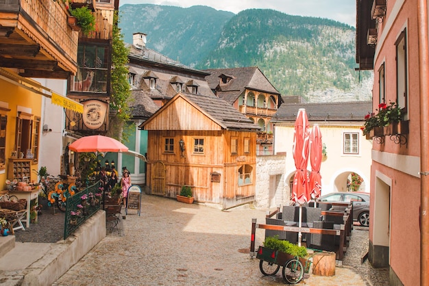 Hallstatt Austria 15 de junio de 2019 vista de la calle turística de la ciudad sobrecargada de gente