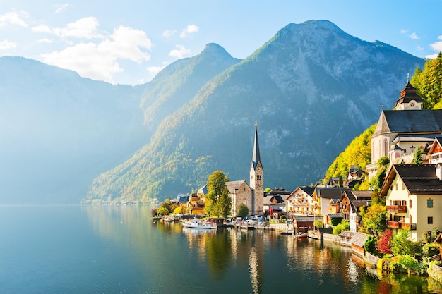 Hallstatt-Dorf am Hallstätter See in den österreichischen Alpen