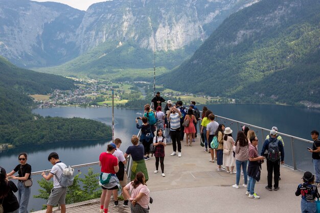 Foto hallstatt österreich 17. juni 2023 menschen auf der hallstatt skywalk aussichtsplattform mit panoramablick