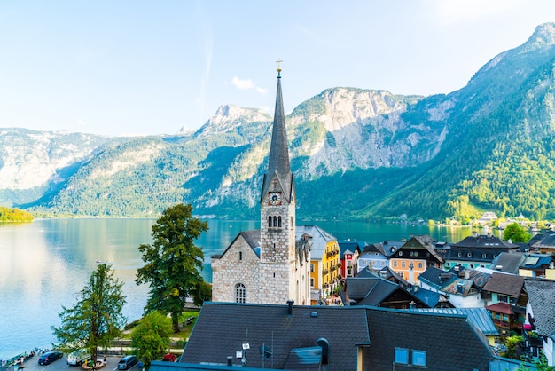 Hallstattdorf am Hallstatter See in den österreichischen Alpen