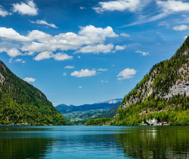 Hallstatter Vea el lago de montaña en Austria