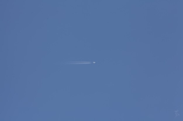 Halo azul con un pequeño jaet de cuatro rayos en el centro.