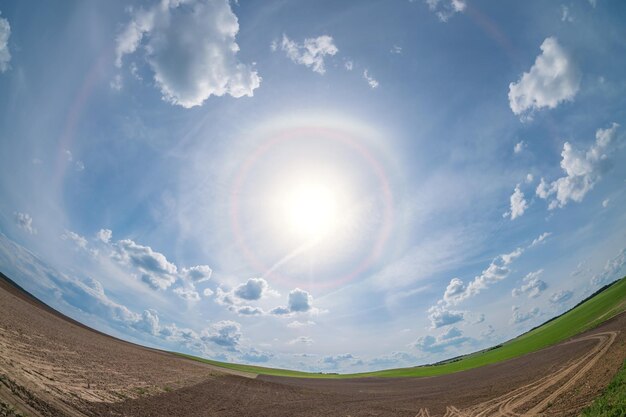 Halo en un brillante día soleado en el campo Gran angular