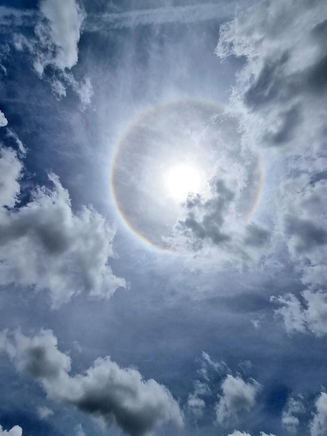 El halo de sol con nubes en el cielo al mediodía.