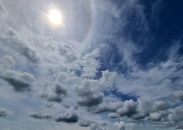 El halo de sol con nubes en el cielo al mediodía.