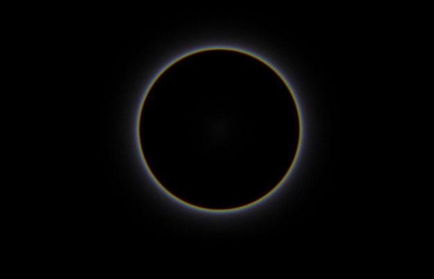 halo solar circular luz de eclipse estallido solar abstracto llamarada digital resplandor iridescente en fondo negro