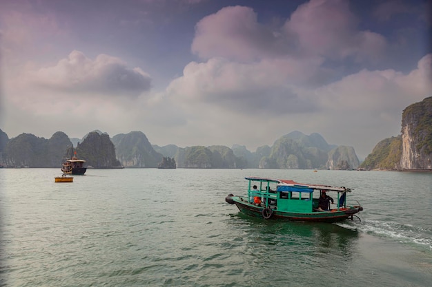 Halong Bay oder Halong Bay ist ein UNESCO-Weltkulturerbe Vietnam