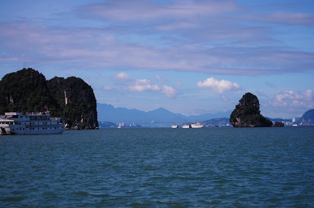 Halong o Ha Long Bay Sitio de Patrimonio Natural Mundial de la UNESCO y popular destino de viaje para vietnamitas y viajeros extranjeros visita en crucero que incluye 2000 islotes de piedra caliza en Hanoi Vietnam